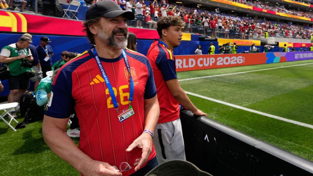 Bardem cumple su promesa y lució la camiseta de un jugador de la selección que se la había regalado para el España-Bélgica