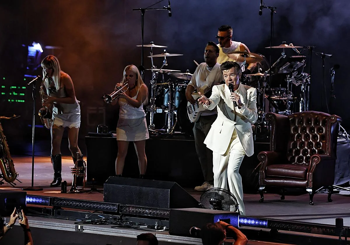 Rick Astley en Starlite: La noche en que el «Rickroll» se transformó en pura elegancia ochentera