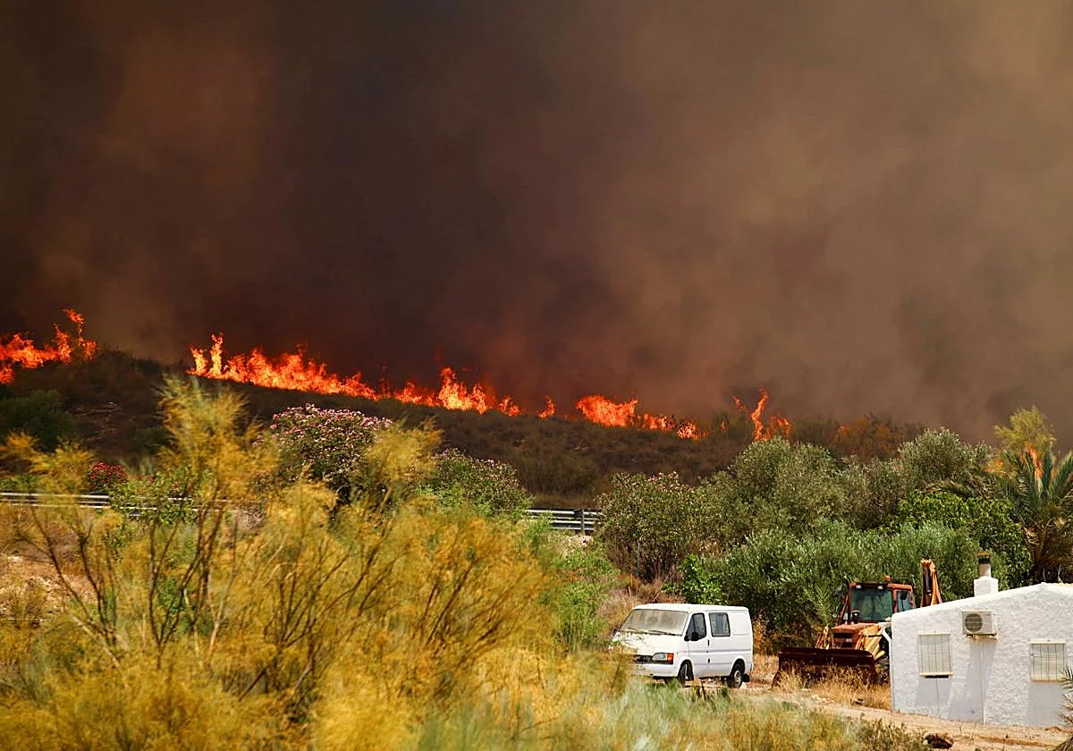El Infoca pasará a «trabajar en ataque» en el incendio de Los Gallardos, que afecta ya a 6.600 hectáreas