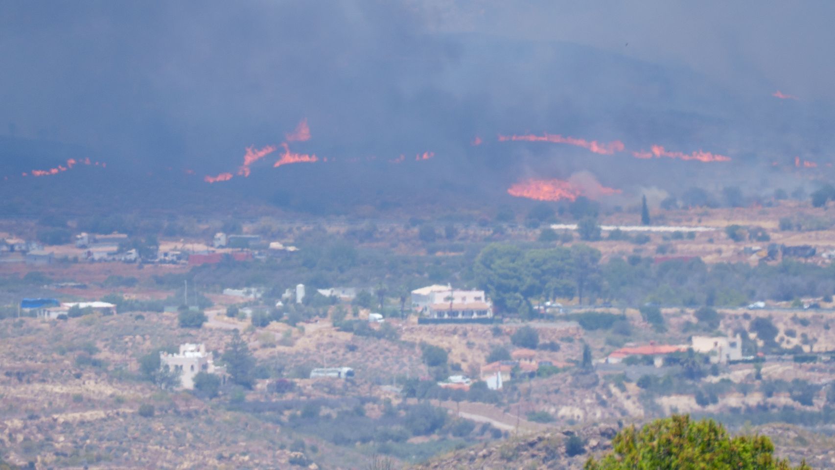 La mejora del clima abre "una ventana de oportunidad" para controlar el fuego en Almería: la cifra de muertos sigue en 12