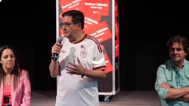 Óscar López se pone la camiseta de la Selección al ser elegido candidato ante Ayuso: "Puede meter gol uno del banquillo"