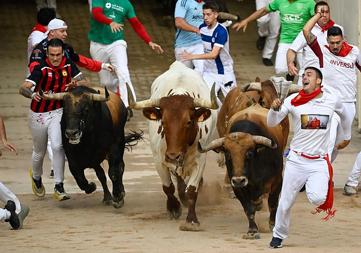 Veloz y accidentado sexto encierro de San Fermín con los toros de La Palmosilla, con un corneado