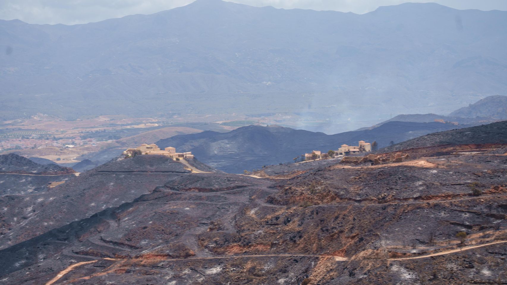 El incendio de Almería, estabilizado tras quemar 7.000 hectáreas pero Moreno avisa: "Queda un verano complicado"
