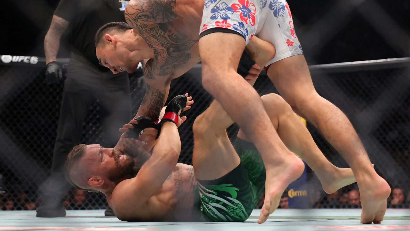 El regreso de Conor McGregor en la UFC acaba en pesadilla: pierde ante Holloway tras sufrir una lesión a los 3 segundos