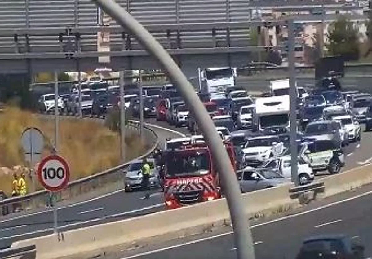 Choca contra un coche averiado y el accidente corta dos carriles de la A-7 en Málaga