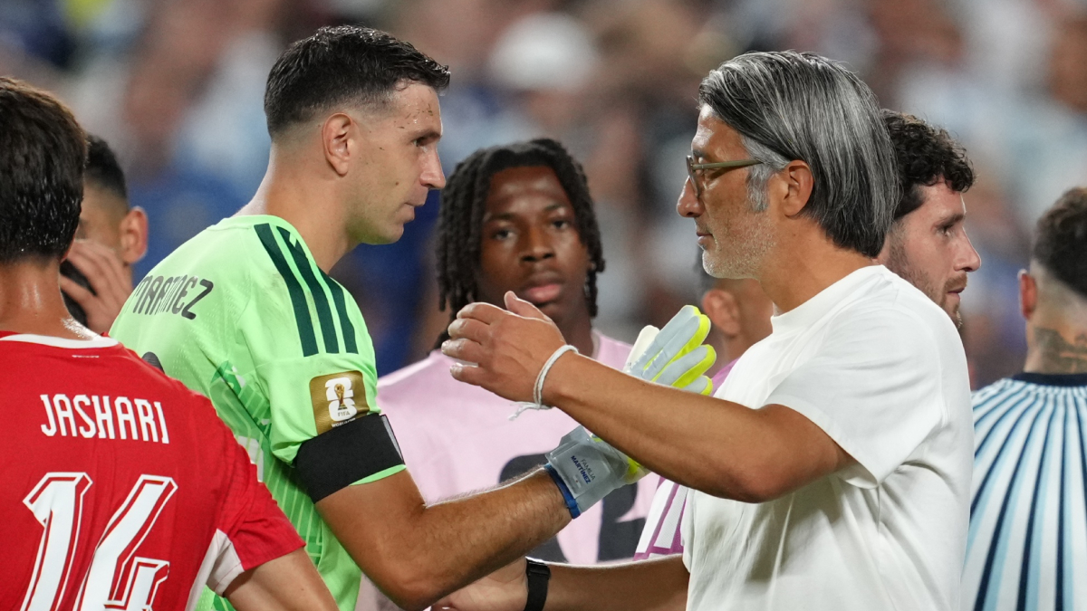 Yakin: "Jugamos contra Argentina, 70.000 aficionados, el árbitro y el VAR"