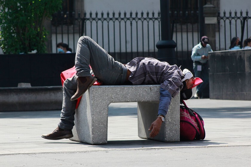 El calor no solo te marea, "secuestra" tu sangre: la explicación científica detrás de la lipotimia veraniega