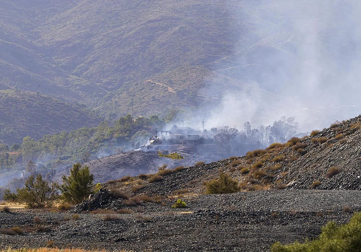 Dos autobombas y un retén de siete bomberos aún trabajan en la extinción del incendio forestal de Benahavís