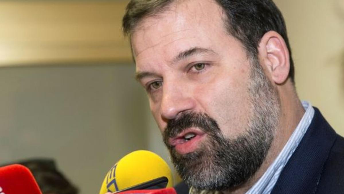 Alfonso Reyes y su incidente con las balizas V‑16 a días de que su uso sea obligatorio