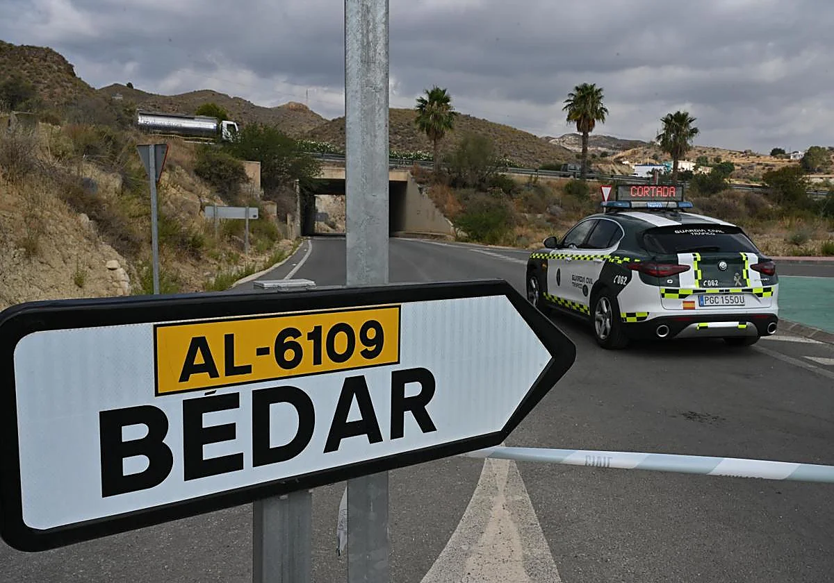 Heridos dos ocupantes de un camión del Infoca tras sufrir un accidente en Bédar