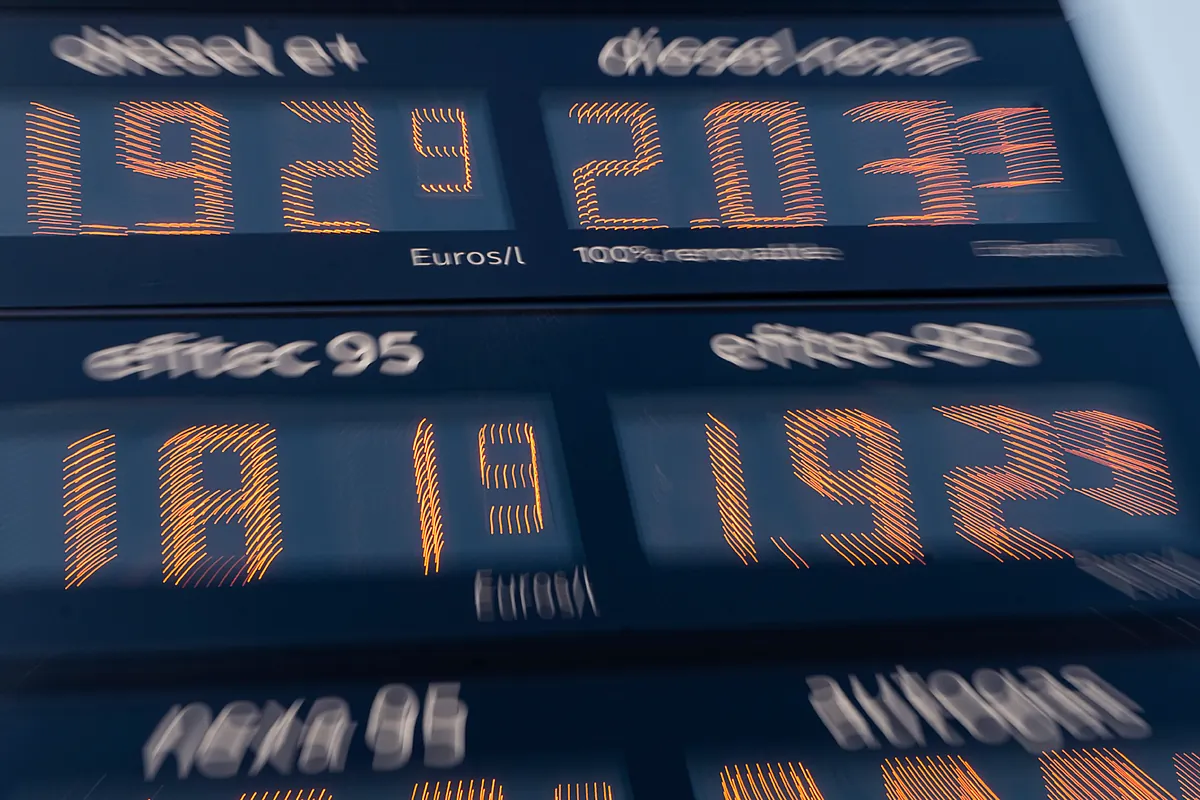El Gobierno monitoriza la evolución de los precios para elevar las rebajas a los carburantes