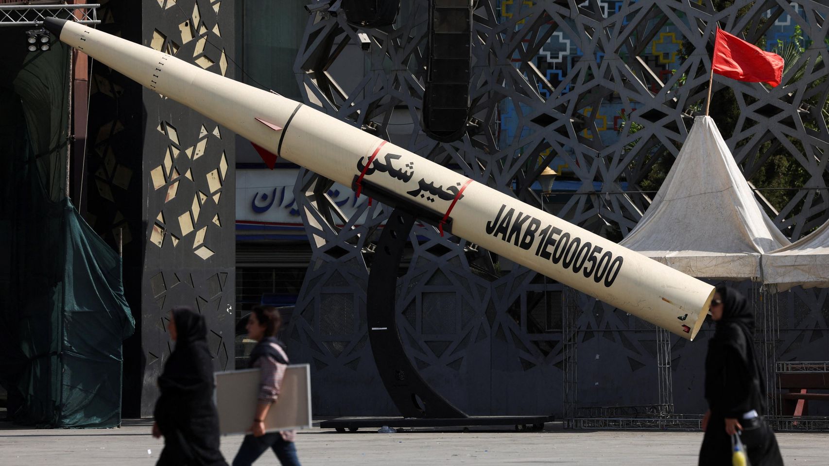 EEUU lanza nueva ofensiva para "seguir mermando" la capacidad de ataque de Irán