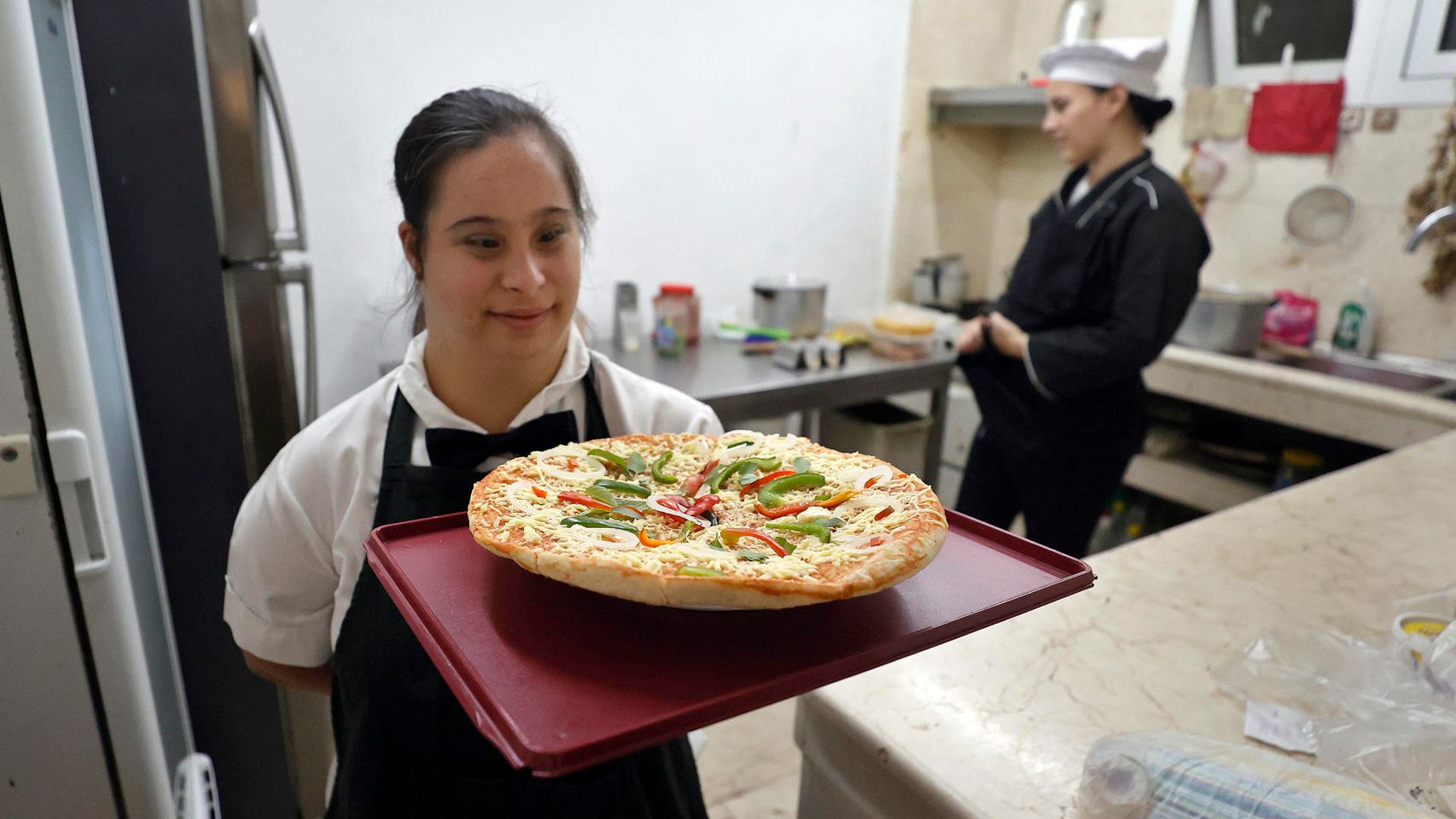 El café que resiste a la crisis y los apagones en Cuba dando trabajo a jóvenes Down y con autismo: "Se sienten realizados"