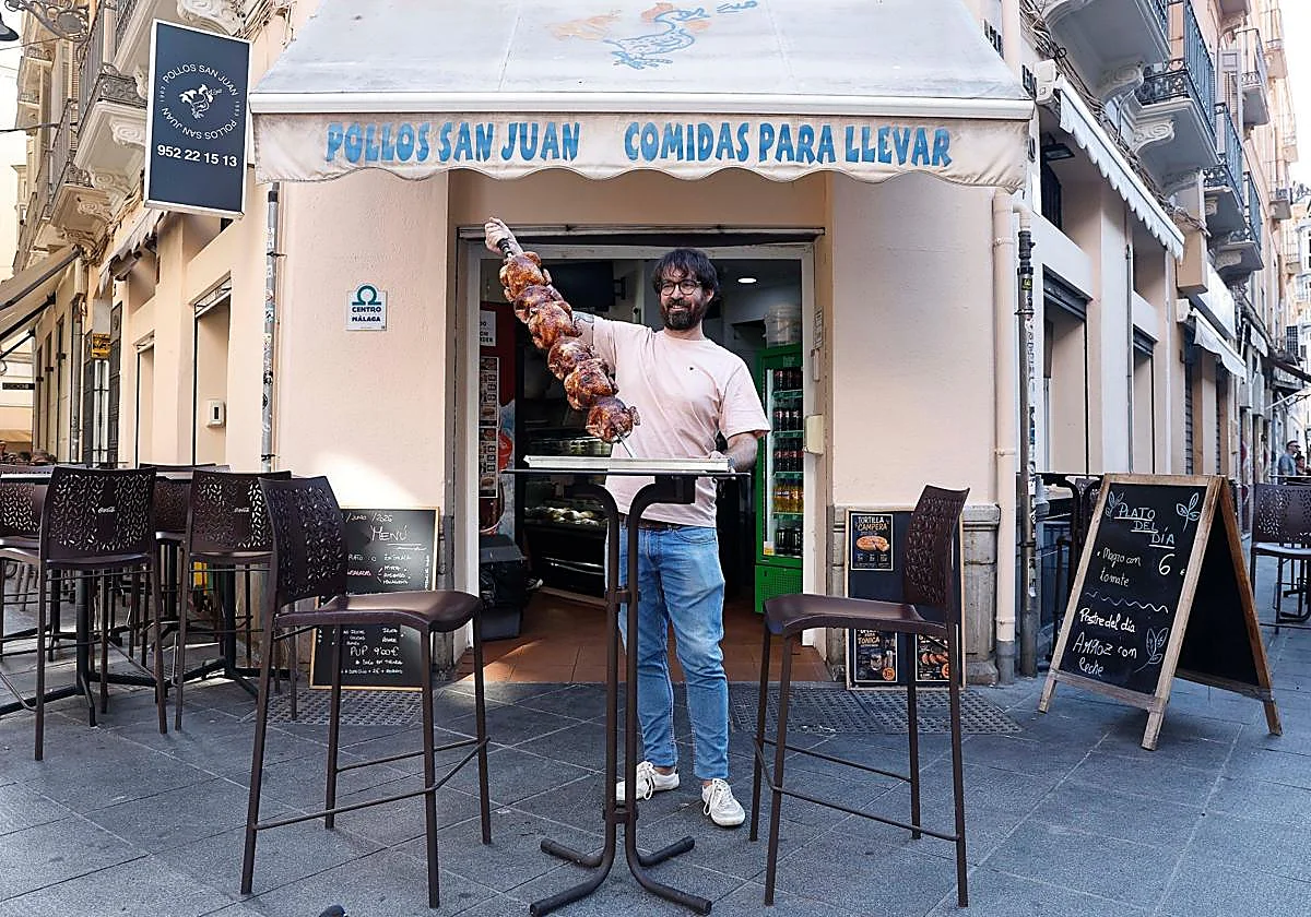 Pollos San Juan cumple 63 años como 'decano' del pollo asado en Málaga capital