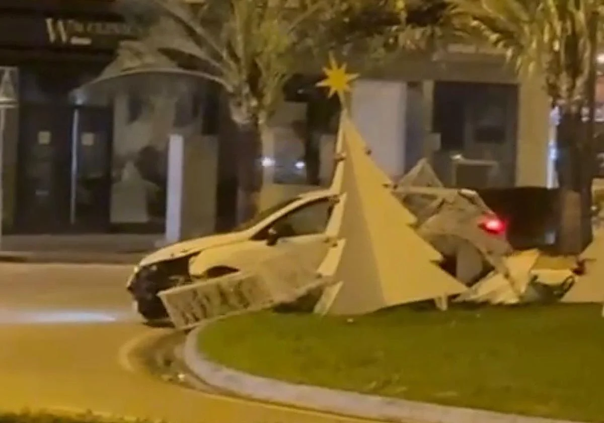 Un conductor ebrio arrasa la decoración navideña de una rotonda de Vélez-Málaga y huye