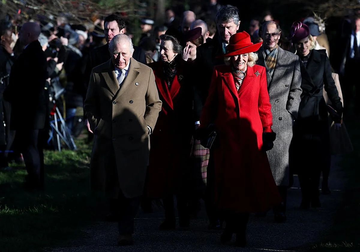 La Familia Real británica celebra en Sandringham la tradicional misa de Navidad