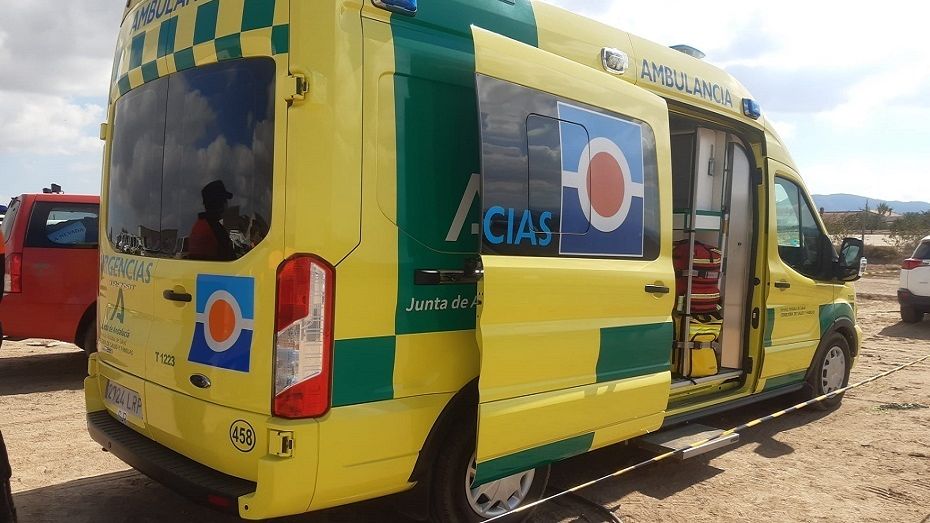 Heridas cuatro personas, entre ellas dos bebés, en un accidente entre un camión y varios coches en un pueblo de Sevilla