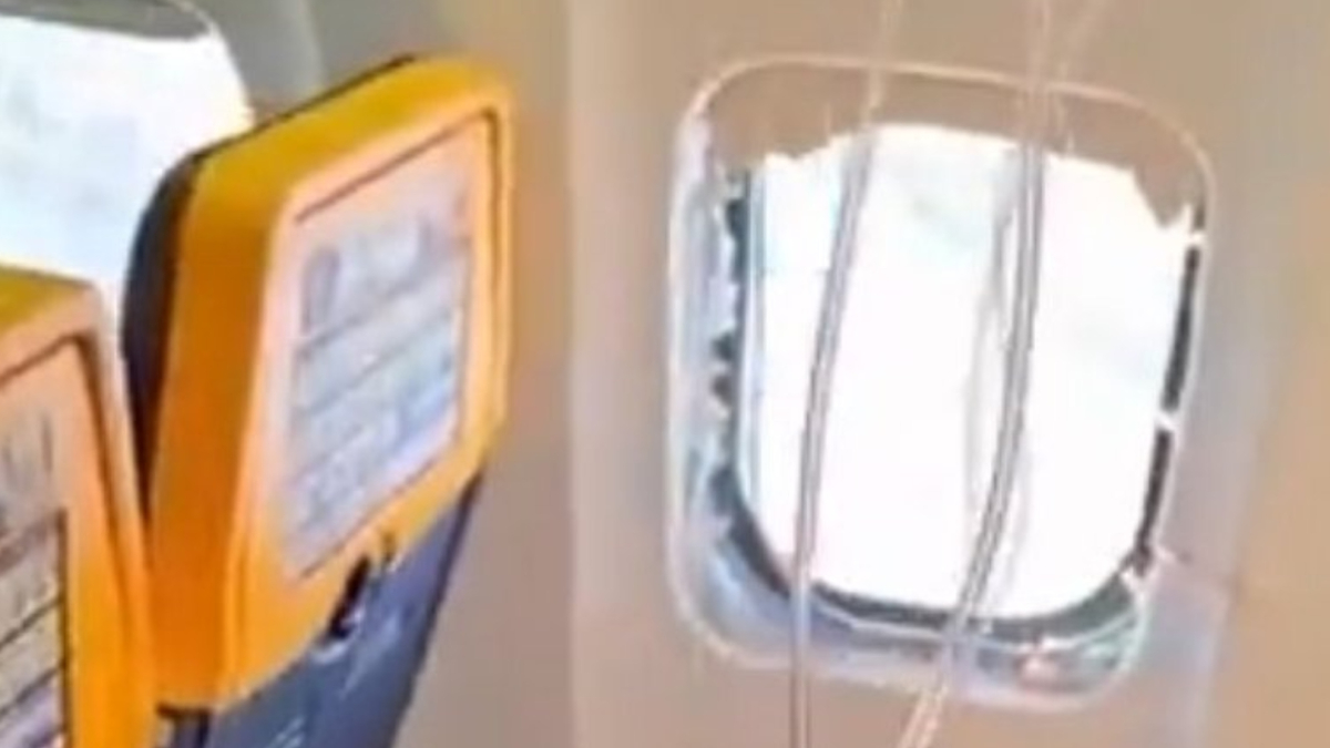 El estado del pasajero que casi sale despedido por la ventanilla de un avión de Ryanair: qué lesiones tiene