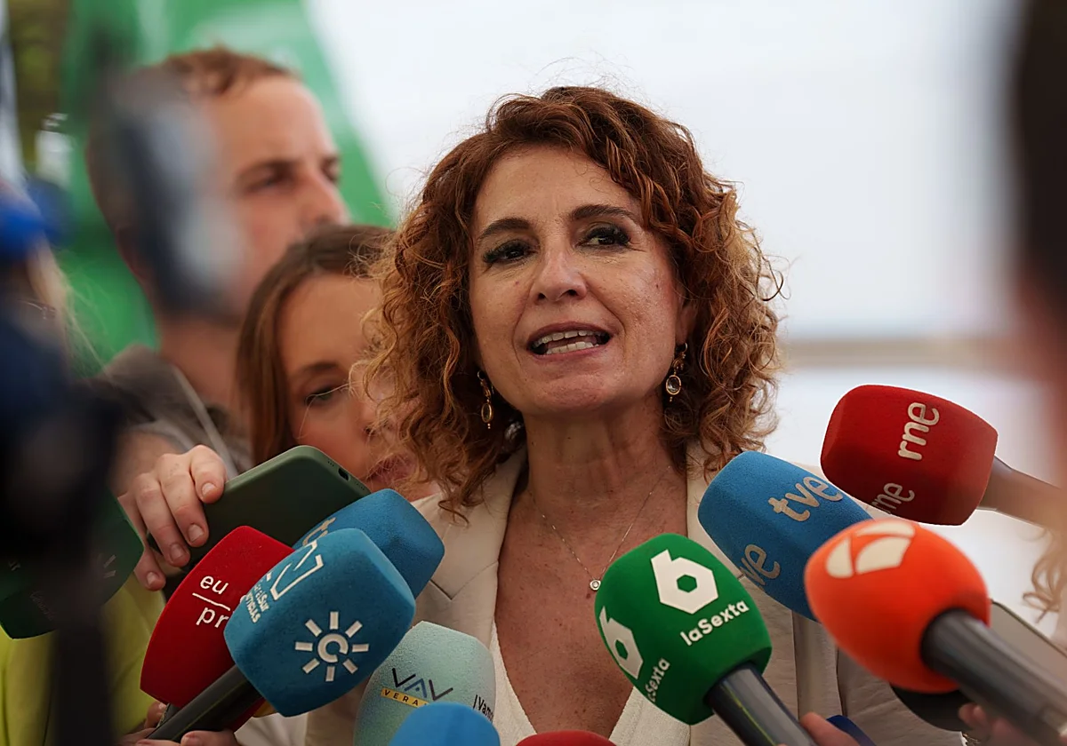 La oposición adelanta la ofensiva política con el incendio aún activo en Almería