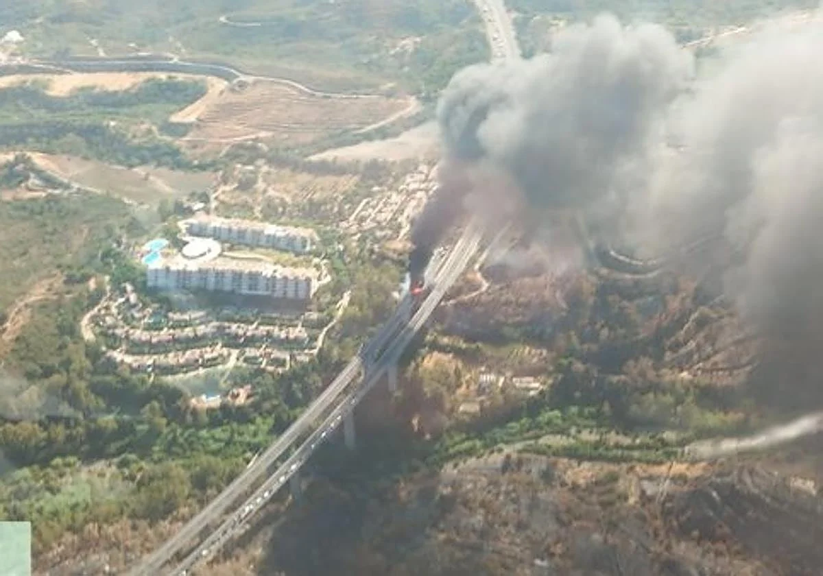 Two dead after lorry catches fire on motorway in Benahavís