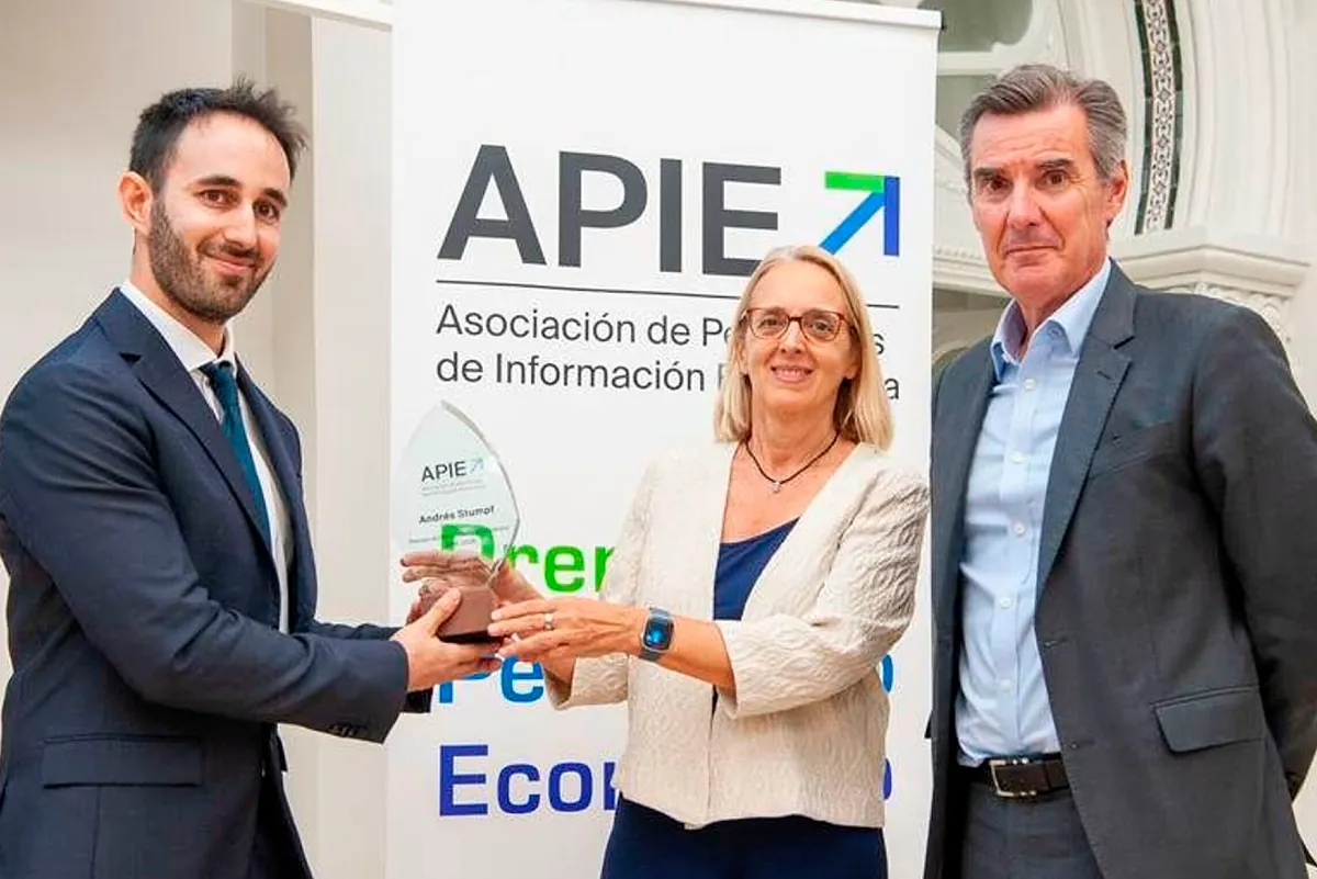 Andrés Stumpf recibe el premio de la APIE al mejor periodista joven