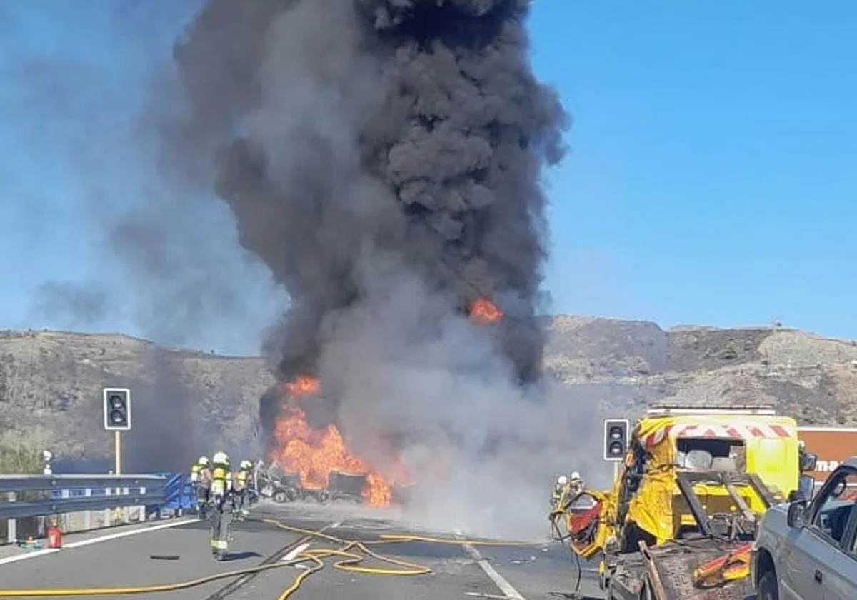 La autopista AP-7 desde Estepona a San Pedro seguirá cortada hasta este martes por la mañana