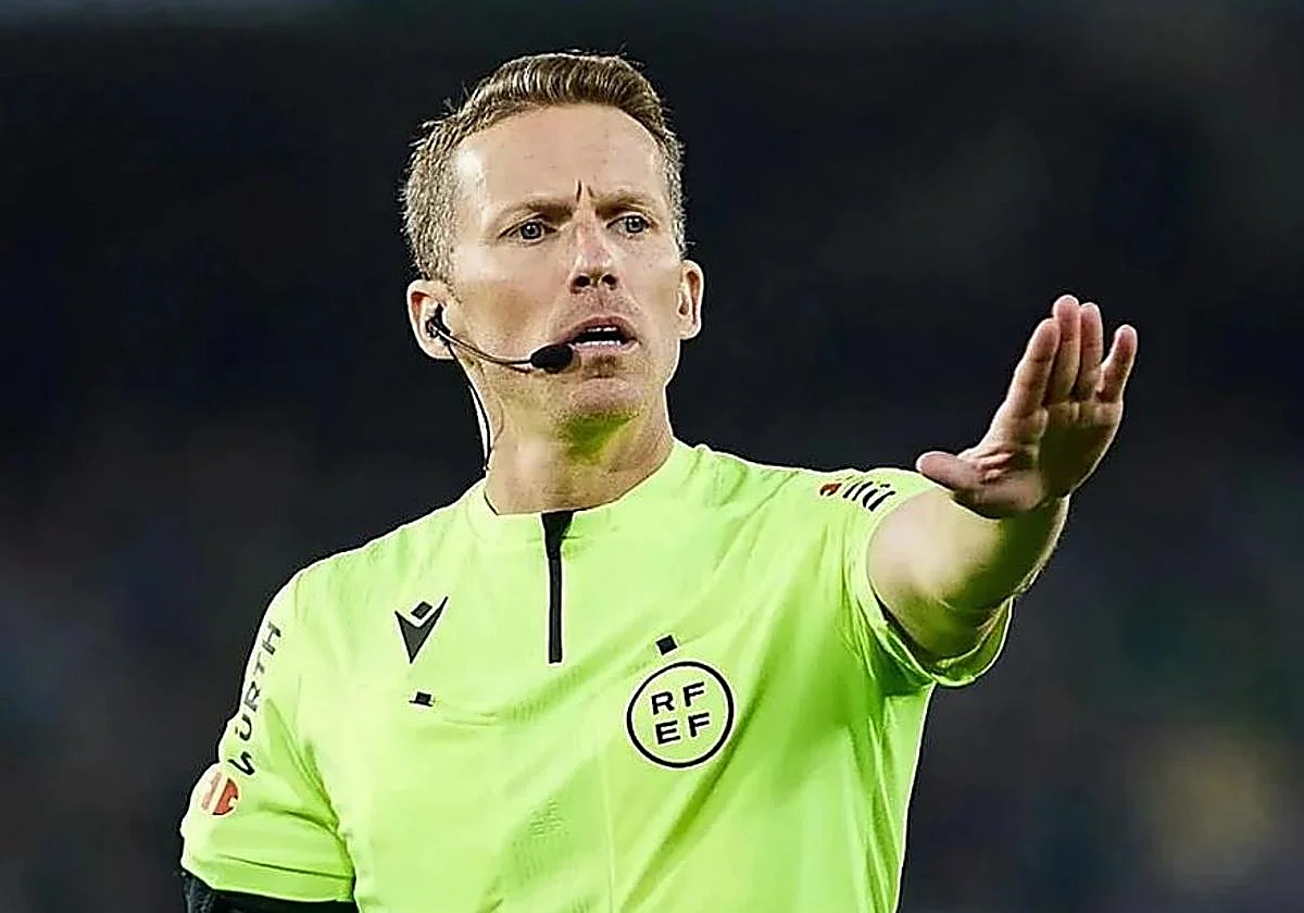 La FIFA deja al arbitraje español a la altura de China, Paraguay o Mauritania