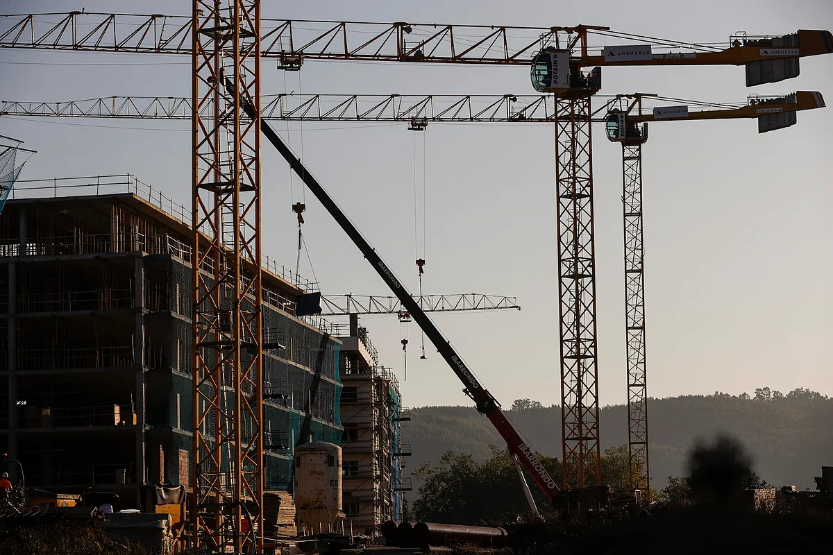 La compraventa de viviendas cae un 7,3% en mayo en su quinto mes consecutivo de descensos