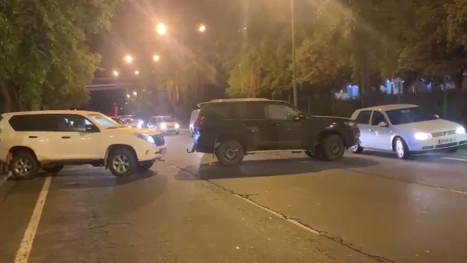 Insólita barrera en la entrada de Huelva: dos coches abandonados bloquearon el acceso esta madrugada