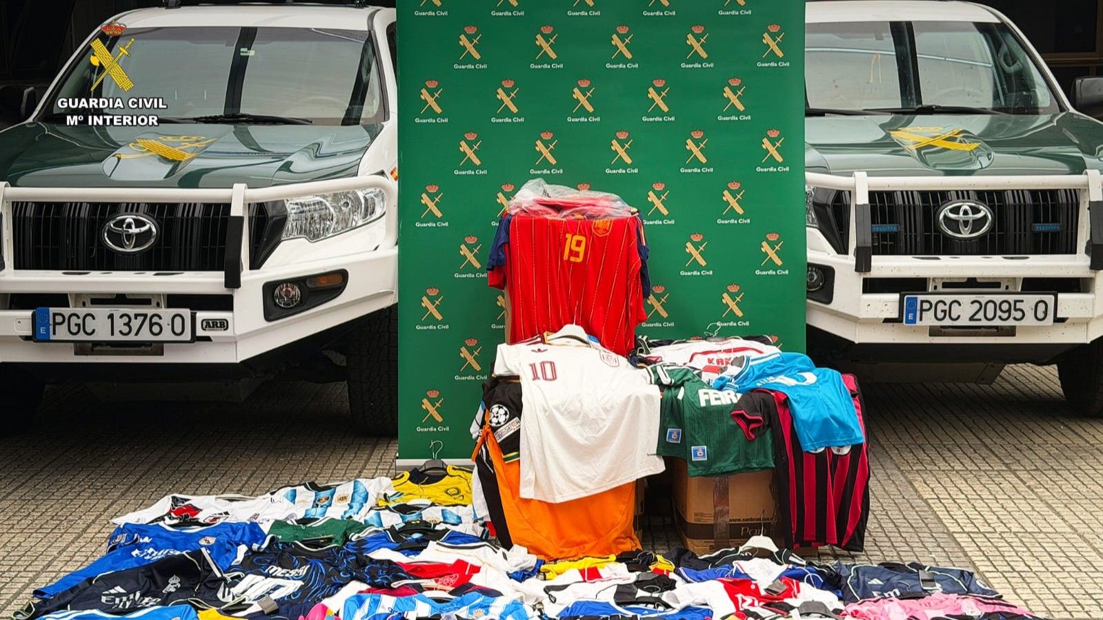 Investigan a cuatro personas por vender camisetas de fútbol falsas en la comarca de A Coruña