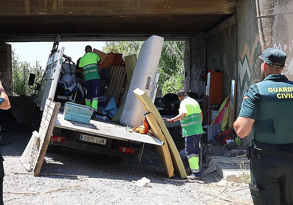 Migrant settlement under Torrox bridge dismantled by police