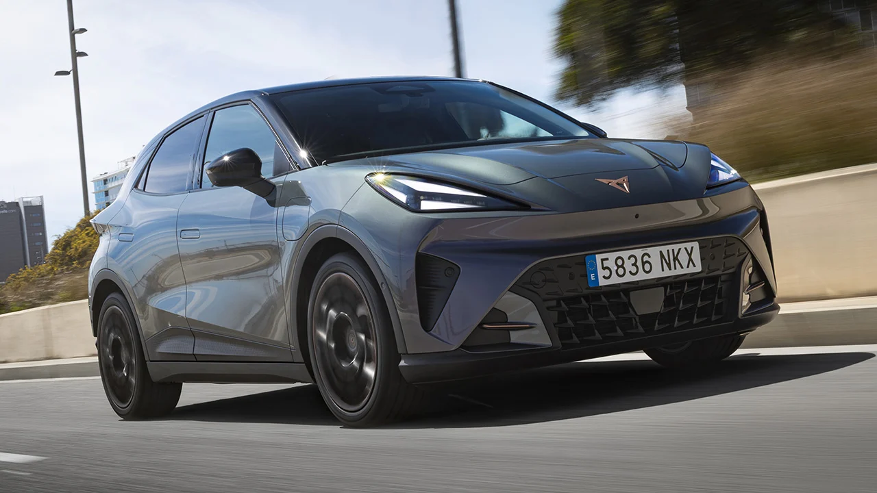 El CUPRA Raval más barato ya tiene precio, llega la versión Plus de 135 CV con batería LFP