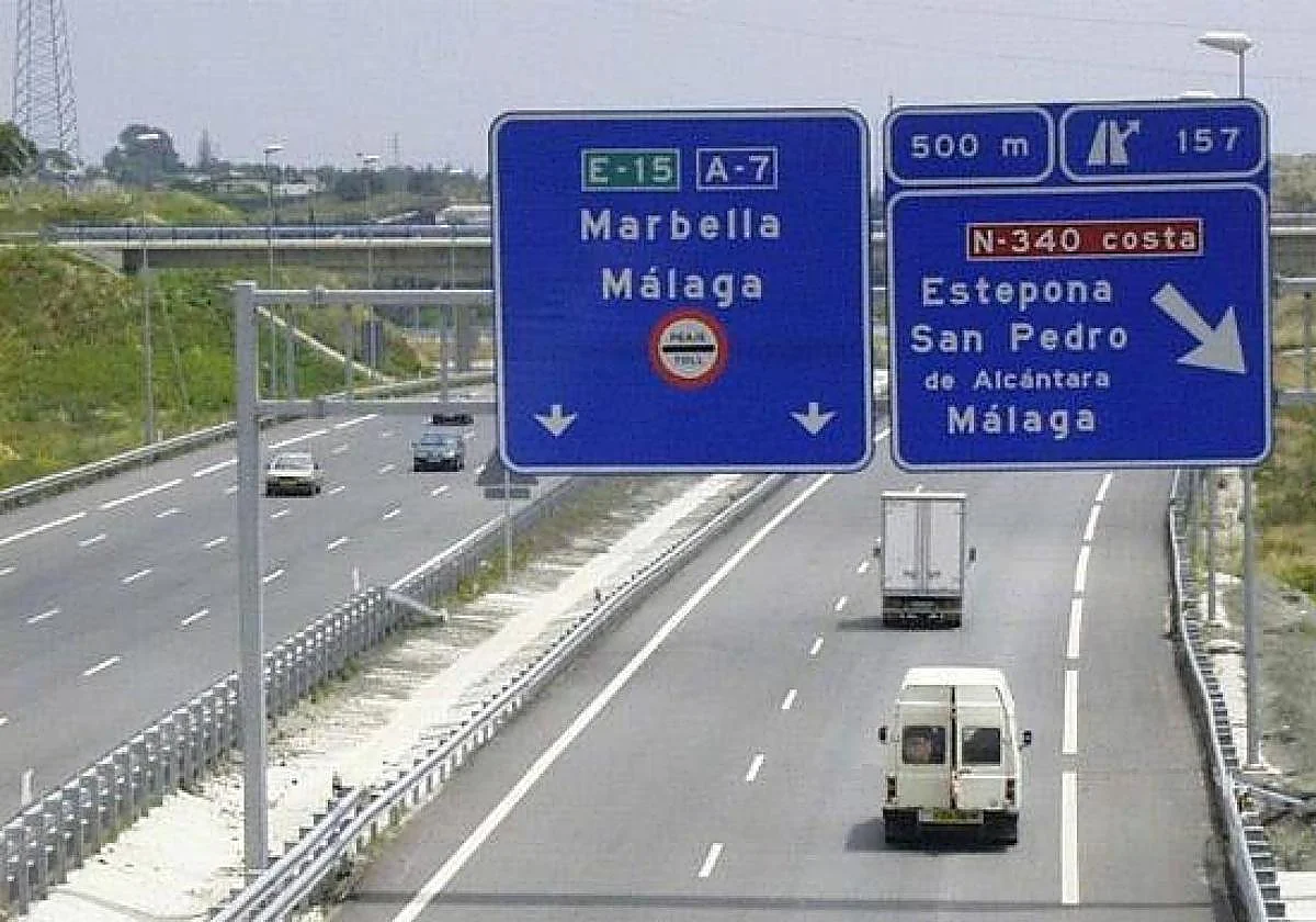 Arde un coche en la AP-7, a la altura de Estepona