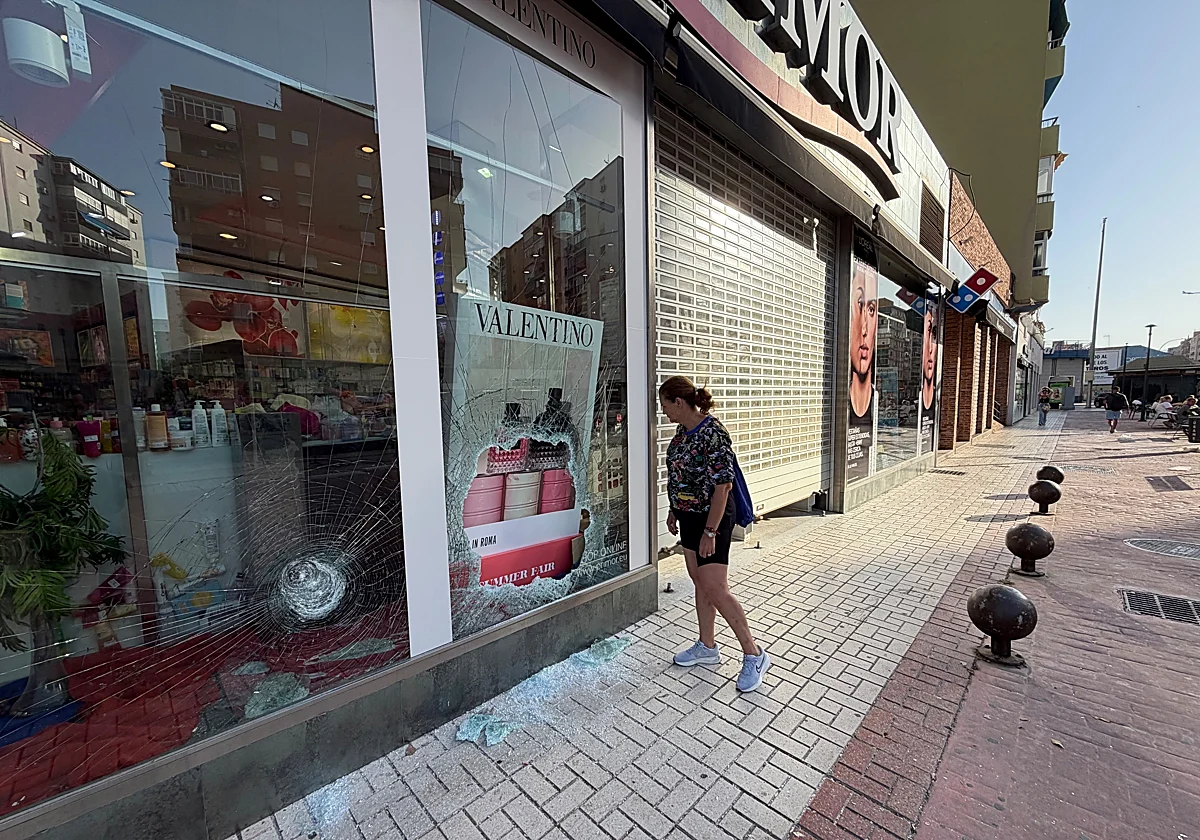 Persecución policial tras un alunizaje en un Primor de Málaga: embisten a los agentes y los rocían con extintores