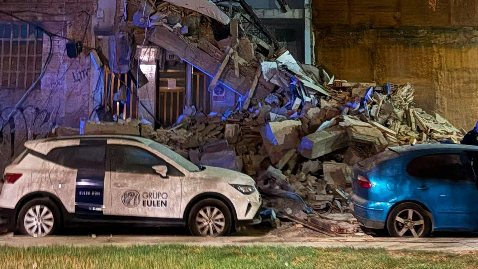 Cae derrumbado un edificio de Benetússer (Valencia) por obras en el solar anexo: fue desalojado a tiempo y no hay víctimas
