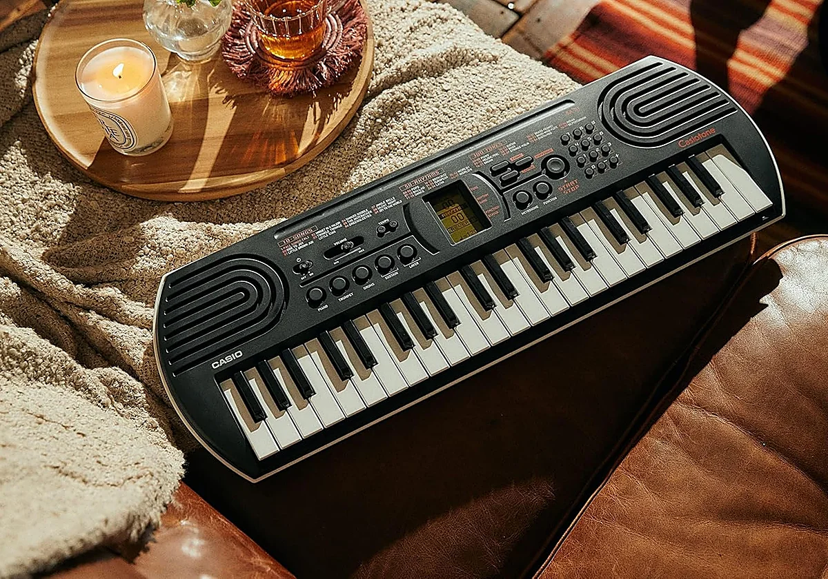 Aprende música con el teclado Casio SA-81 con variedad de tonos y ritmos