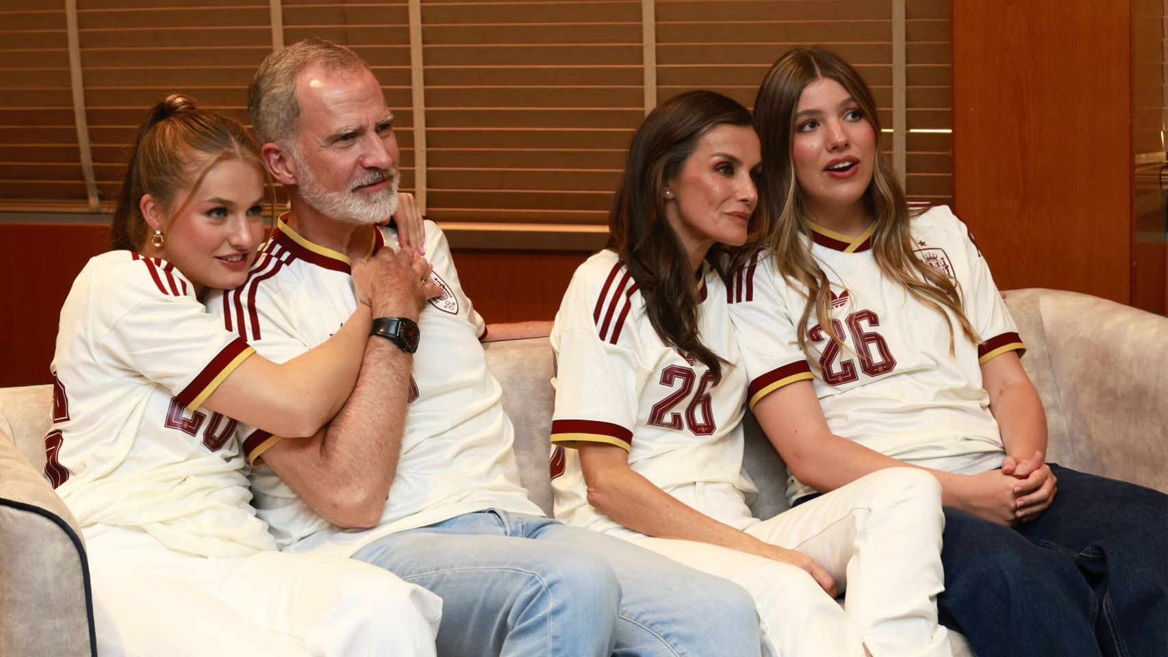 No, no fue en Zarzuela: el salón de hotel donde los reyes Felipe y Letizia y sus hijas grabaron su vídeo viendo el España-Francia