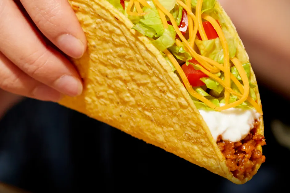 Investigan un parásito en una popular cadena de comida rápida que provoca diarrea explosiva a miles de personas en EEUU