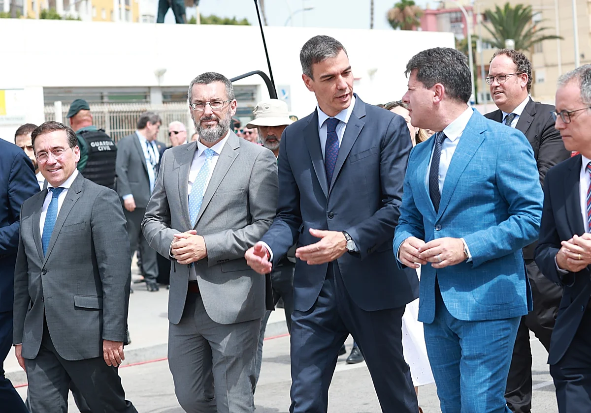 Sánchez augura «una nueva era de prosperidad compartida» tras la caída de la verja de Gibraltar