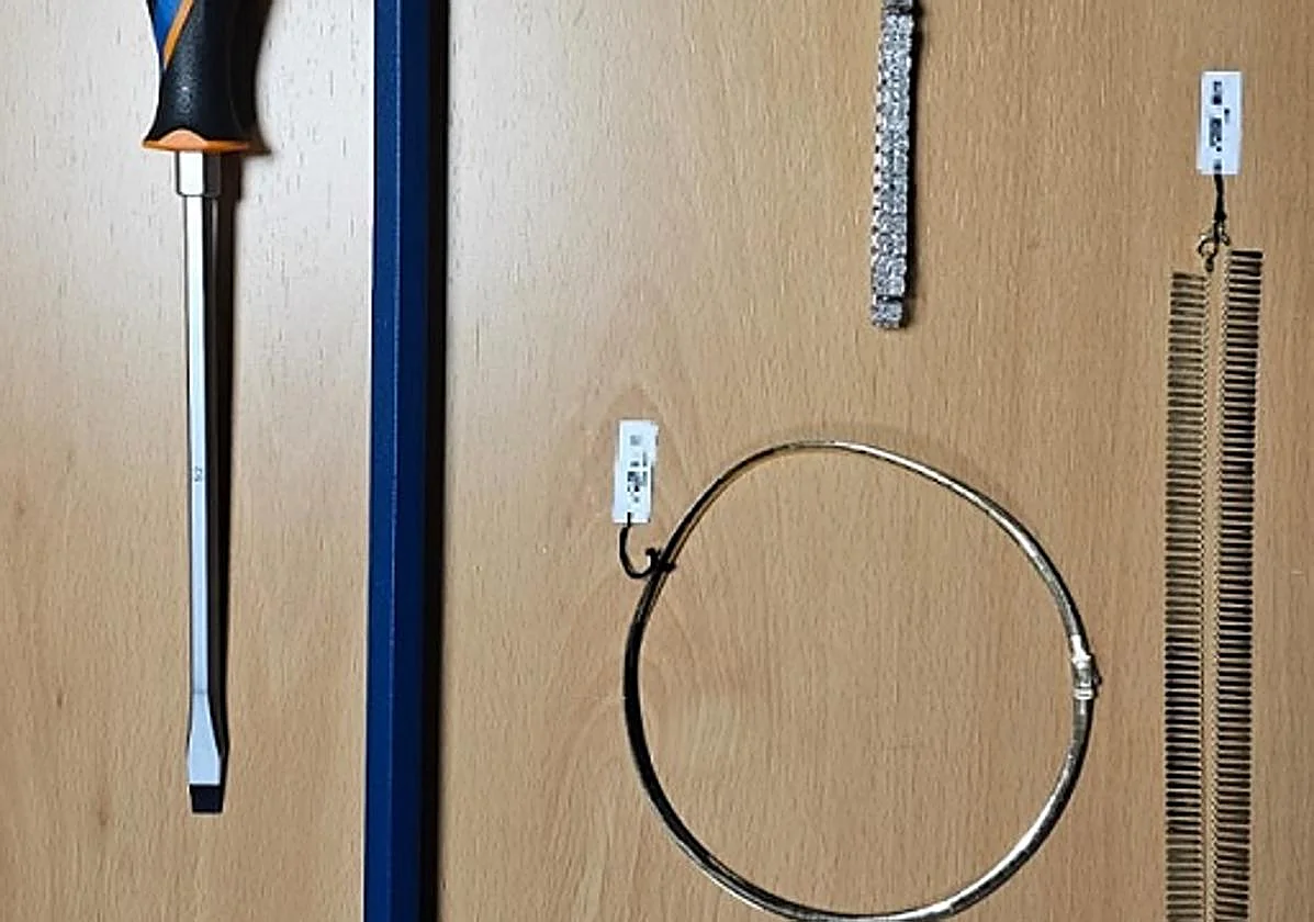 Roba cuatro gargantillas de oro en una joyería de Marbella tras forzar una vitrina mientras atendían a otros clientes