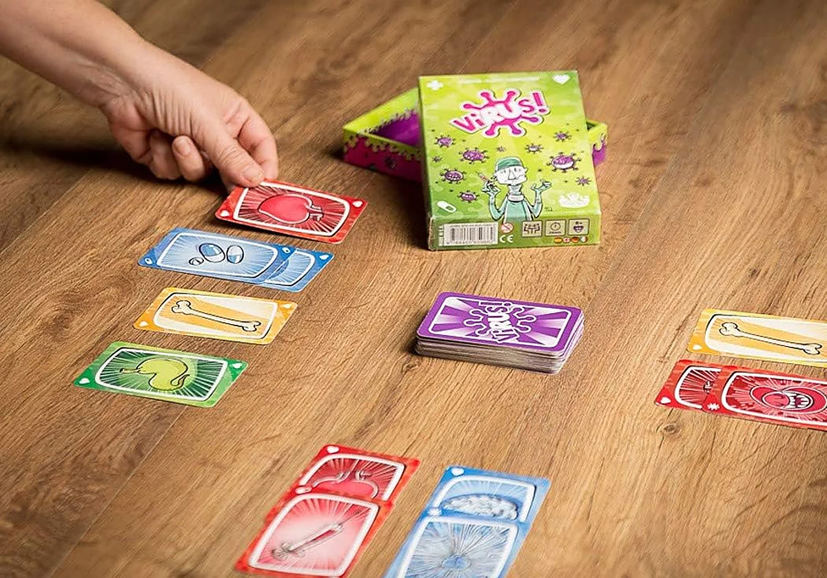 Anima las reuniones familiares con el divertido juego de cartas Virus