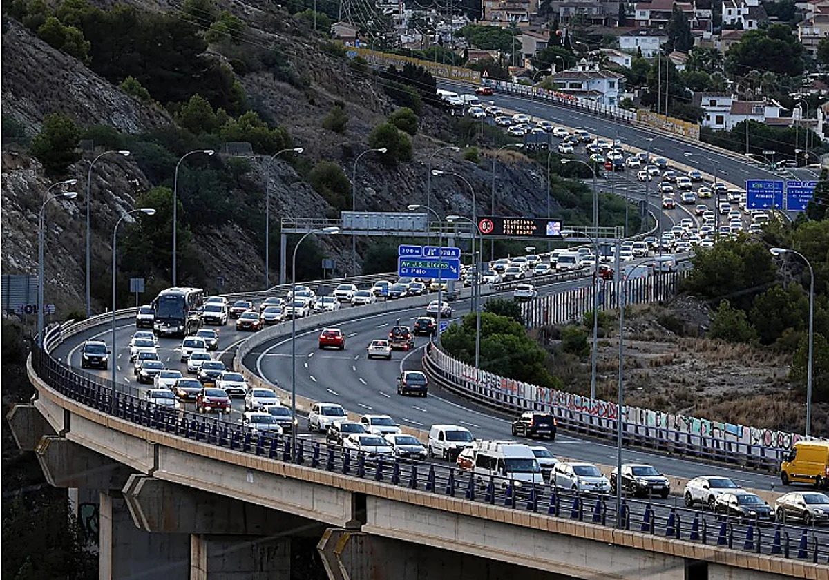 La Axarquía exige soluciones urgentes a los atascos de entrada a la capital y el Gobierno promete impulsar soluciones