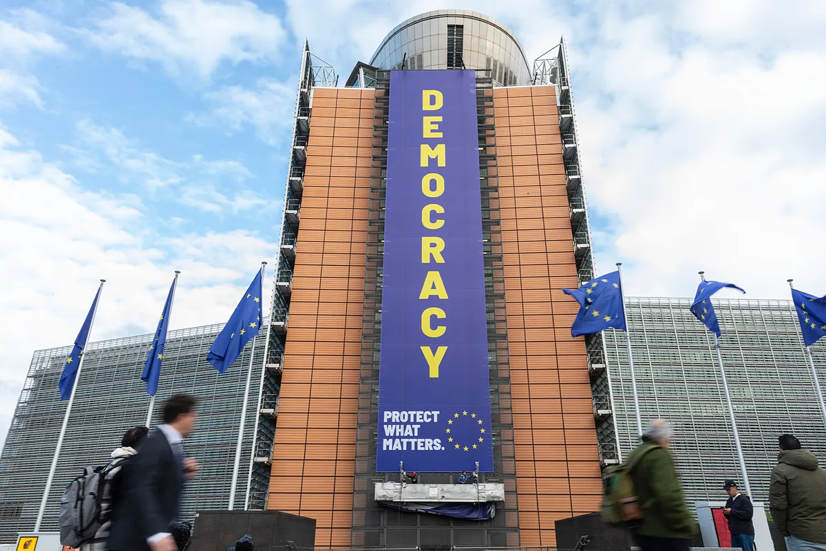 Bruselas abre ocho expedientes a España por no transponer la legislación europea
