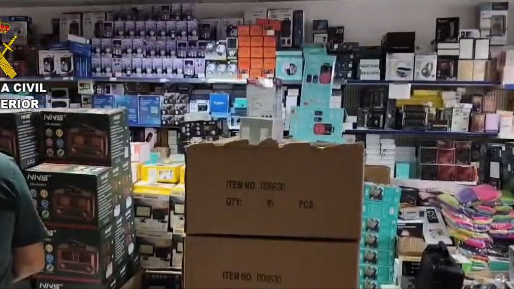 Retiran del mercado más de 1.100 artículos irregulares de un bazar en Soutomaior (Pontevedra)