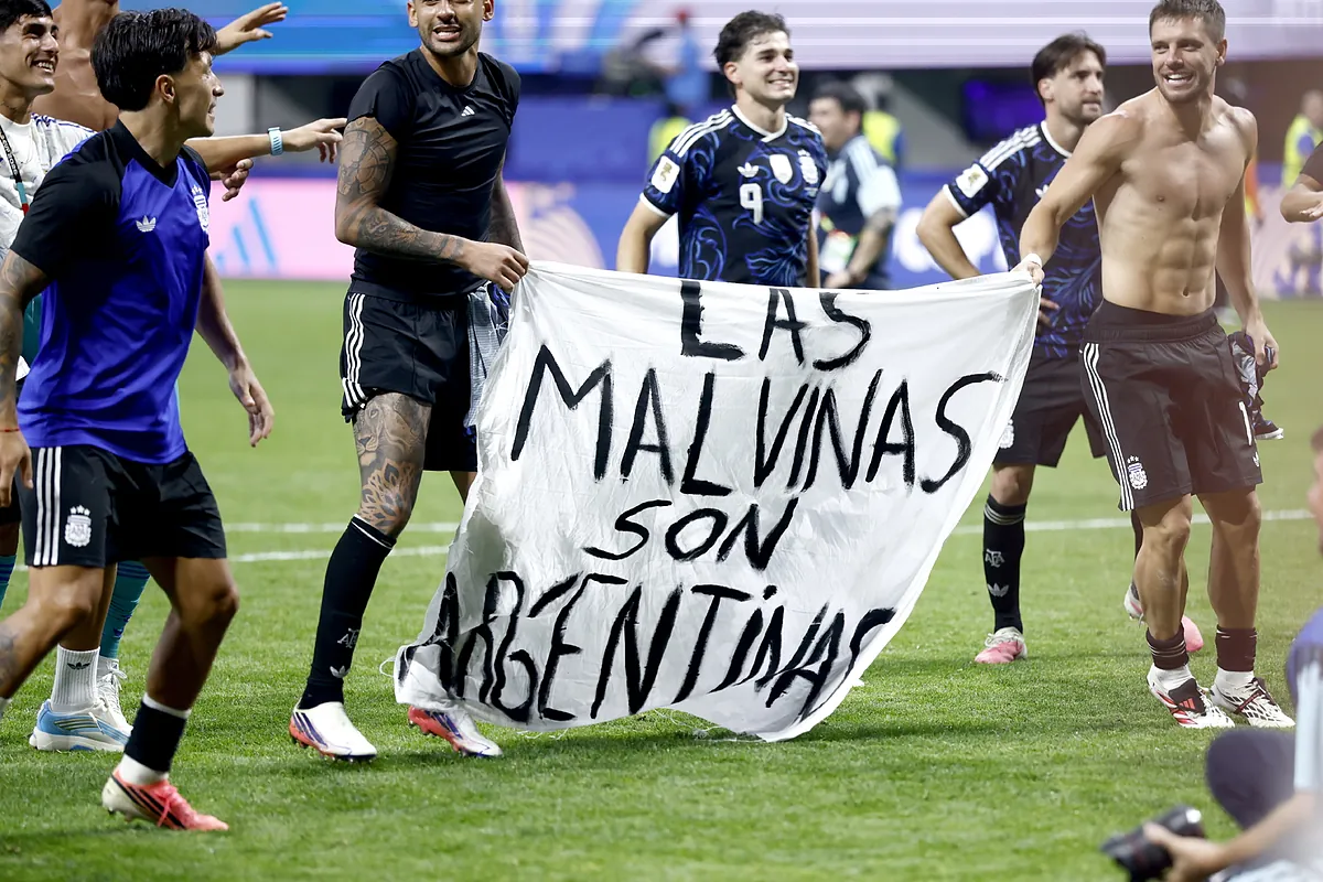 Argentina se la juega con la pancarta de las Malvinas