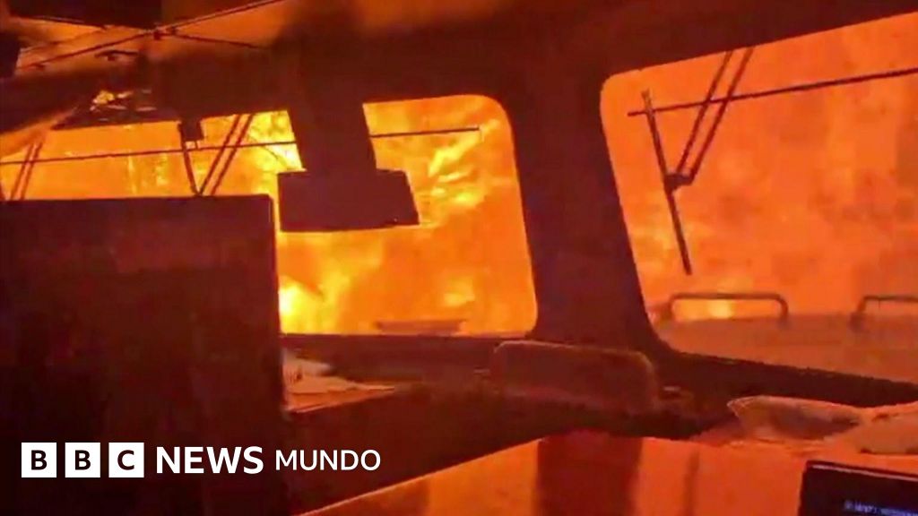 En video | El momento en el que las llamas de un incendio forestal envuelven un tren en Canadá