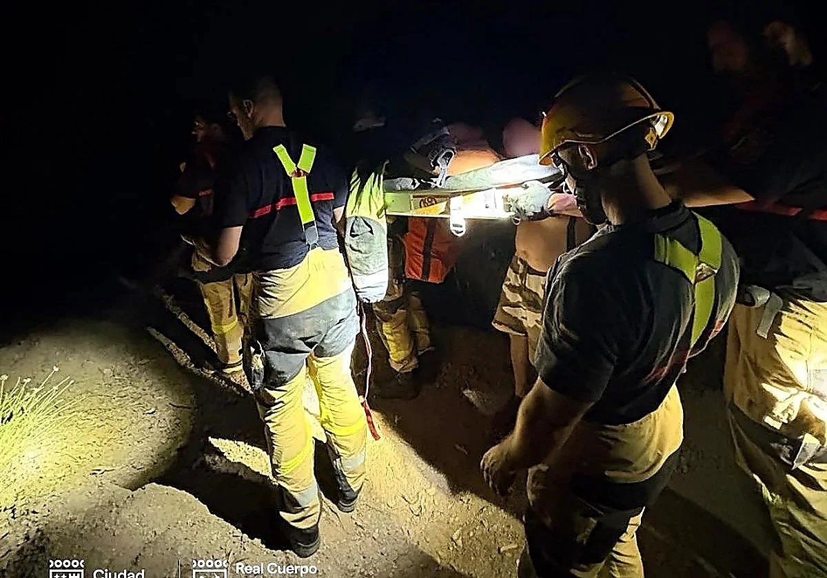 Malaga firefighters rescue person who fell down an embankment on the A-7001 road