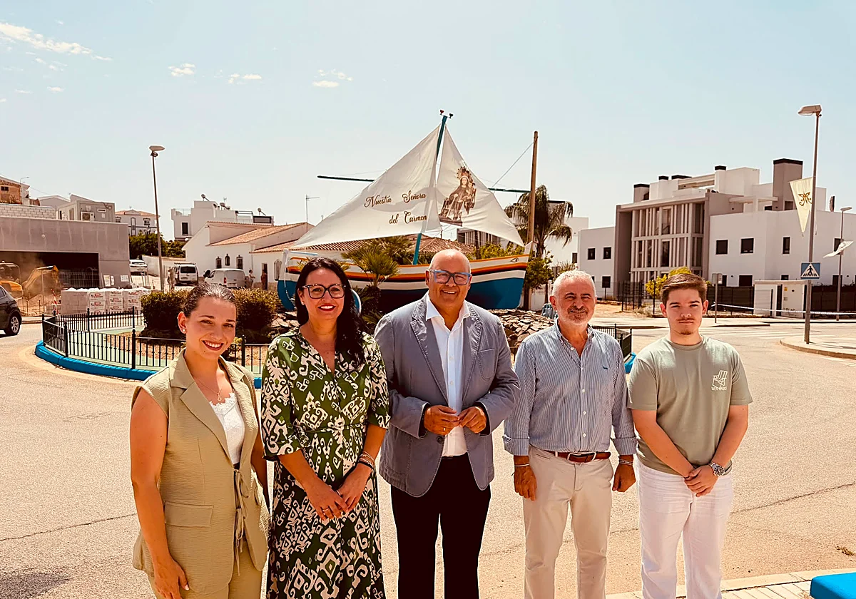 Un nuevo barco preside la entrada de Benajarafe como símbolo de su tradición marinera