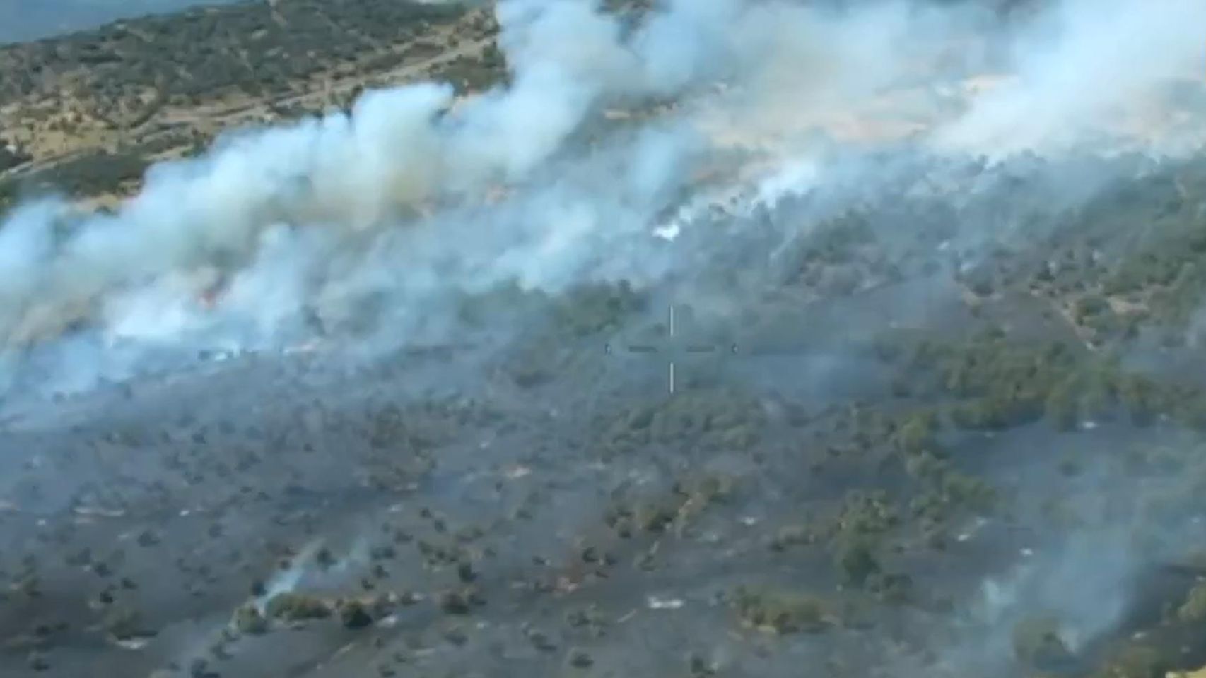 Un incendio en Lozoyuela obliga a confinar pueblos de la Sierra de Madrid, cortar la A-1 y activar el nivel 2 de gravedad