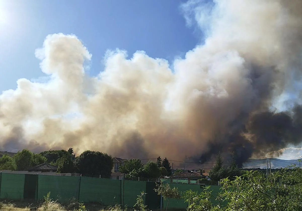 Un incendio forestal en el municipio madrileño de Lozoyuela obliga a confinar varias poblaciones vecinas